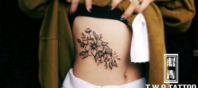 素花纹身图片_腹部点刺素花纹身图案