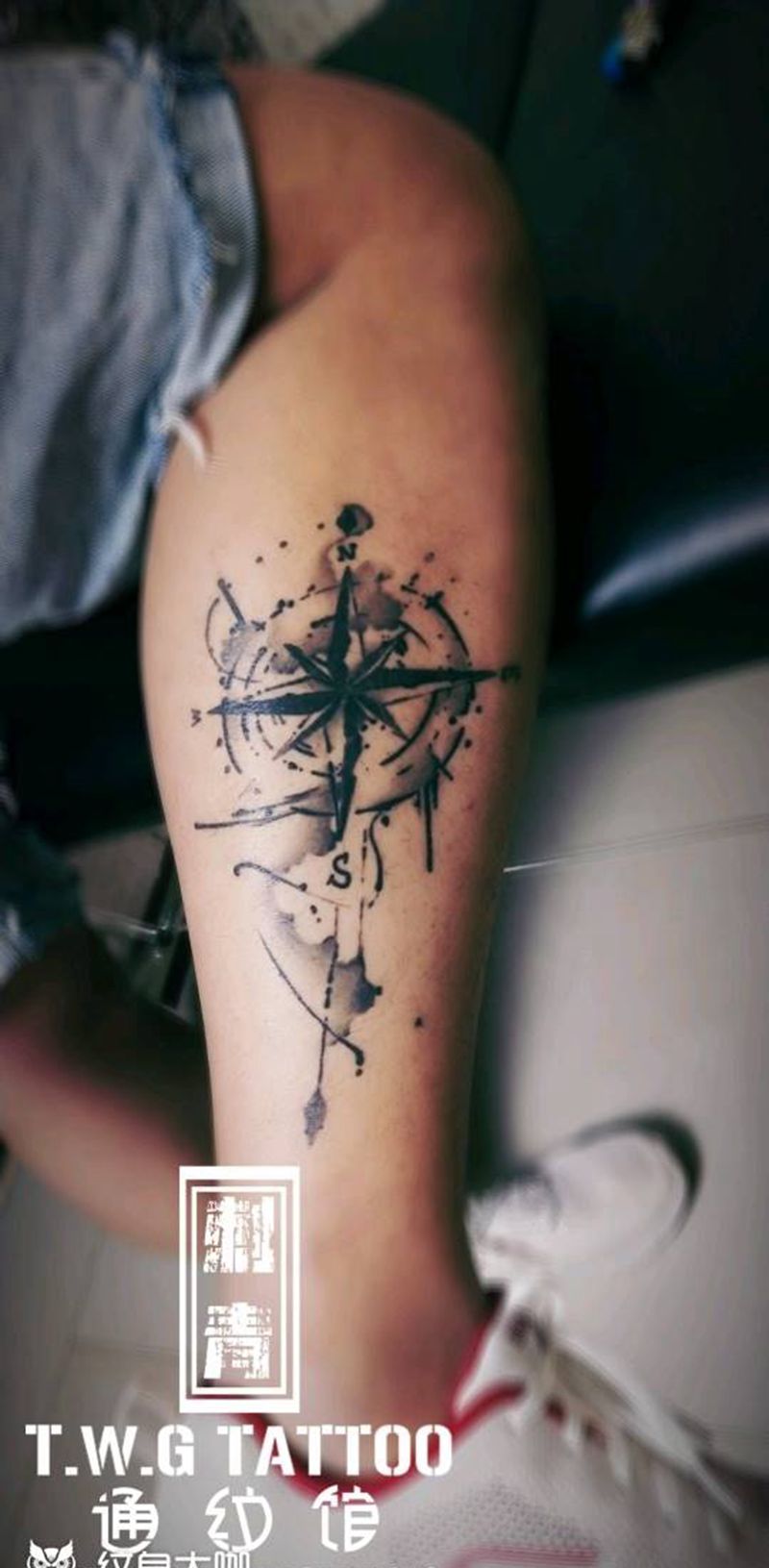 指南针纹身图片_腿部水墨指南针纹身图案