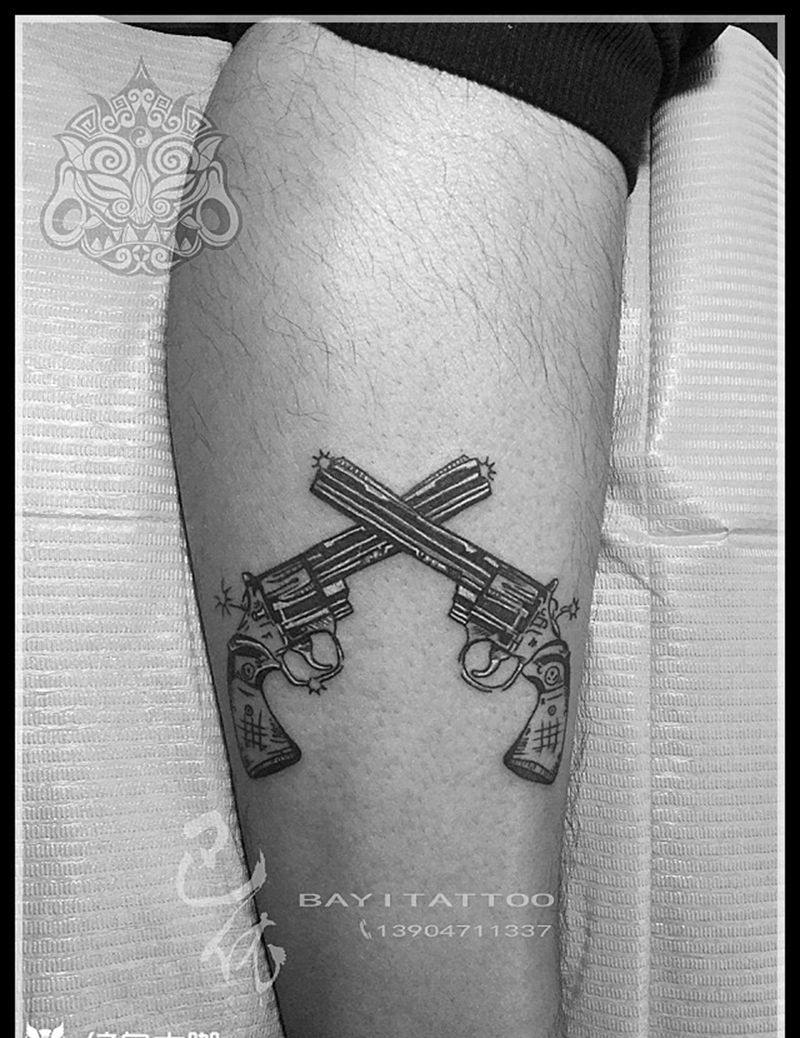 双枪指南针纹身图片_巴依内蒙古专业培训图腾欧美腿部纹身图案