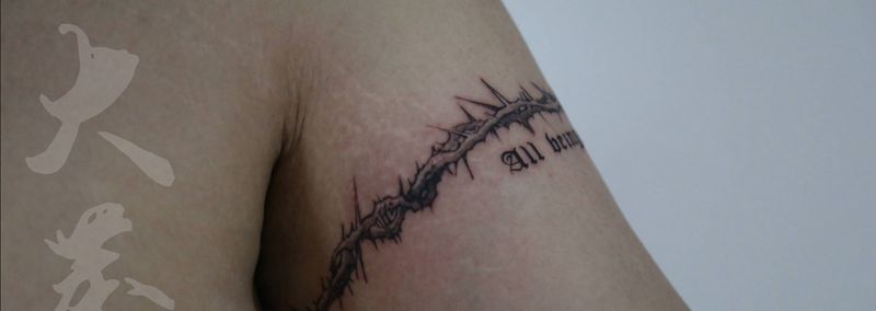 荆棘臂环纹身图片_手臂欧美写实花体字纹身图案