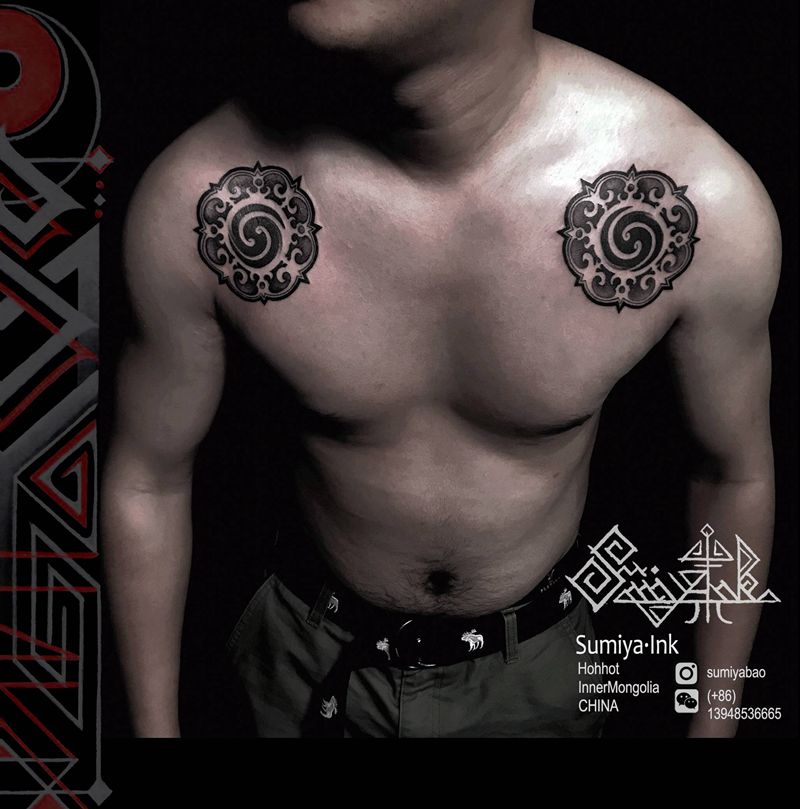 英雄花肩花纹身图片_胸部图腾点刺英雄花mandala纹身图案