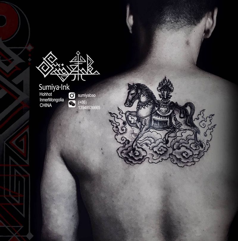 踏火风马纹身图片_背部图腾点刺马风马祥云纹身图案