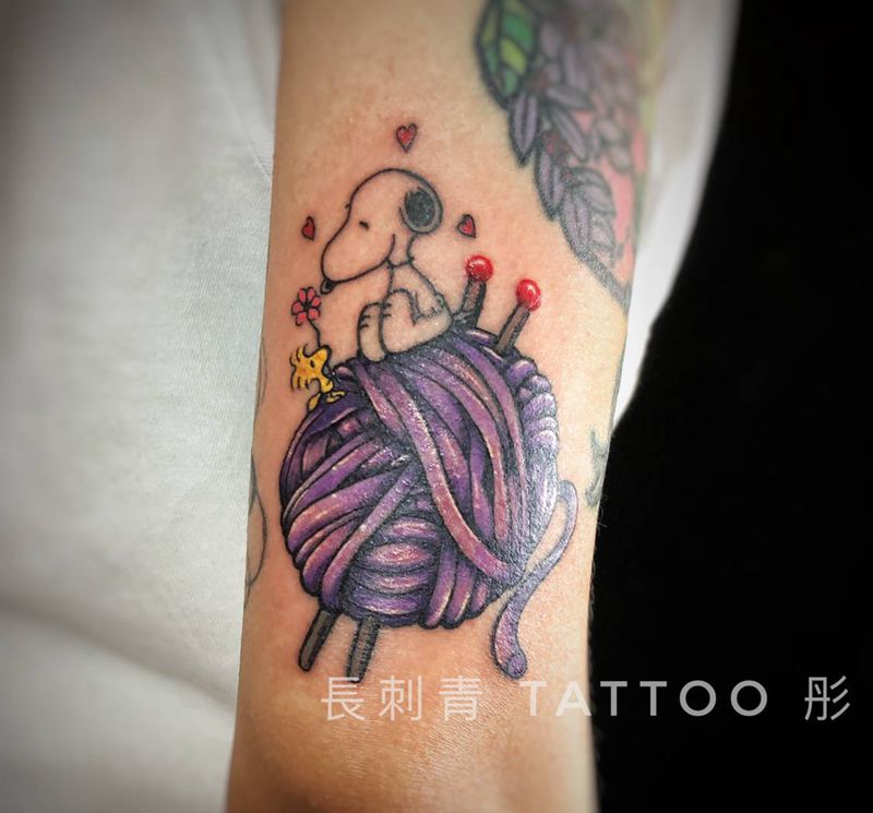 毛线球史努比纹身图片_手臂卡通纹身图案