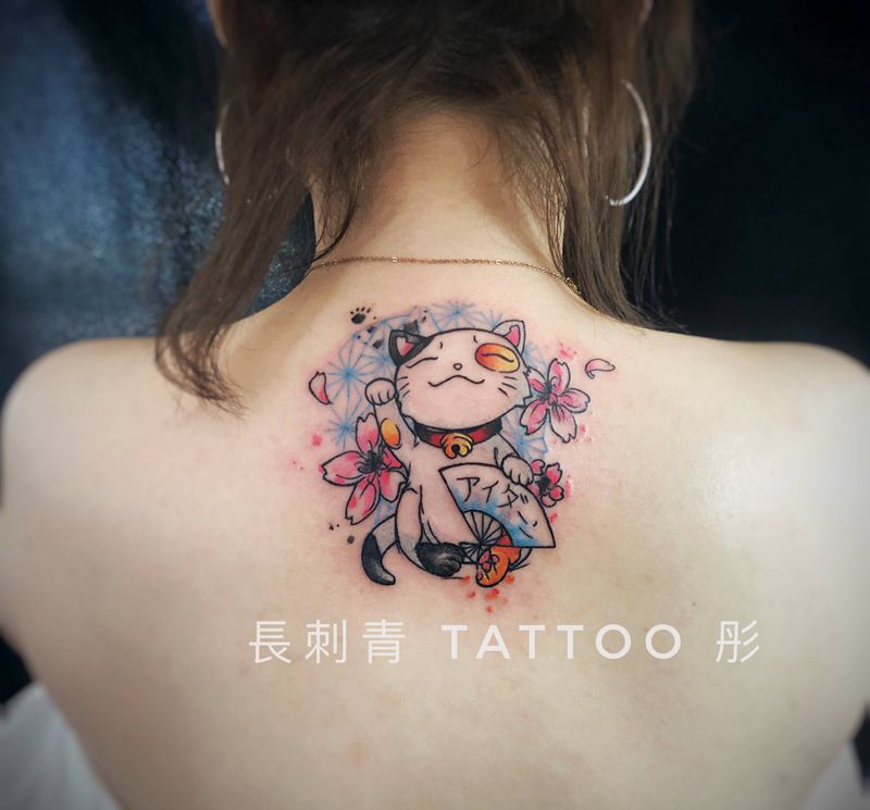 招财猫一只纹身图片_背部纹身图案