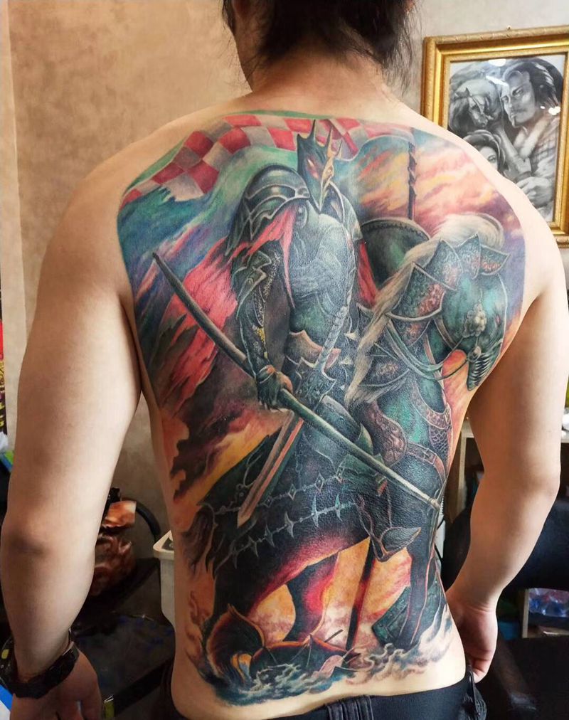 满背纹身图片_背部新传统欧美写实骑士纹身图案