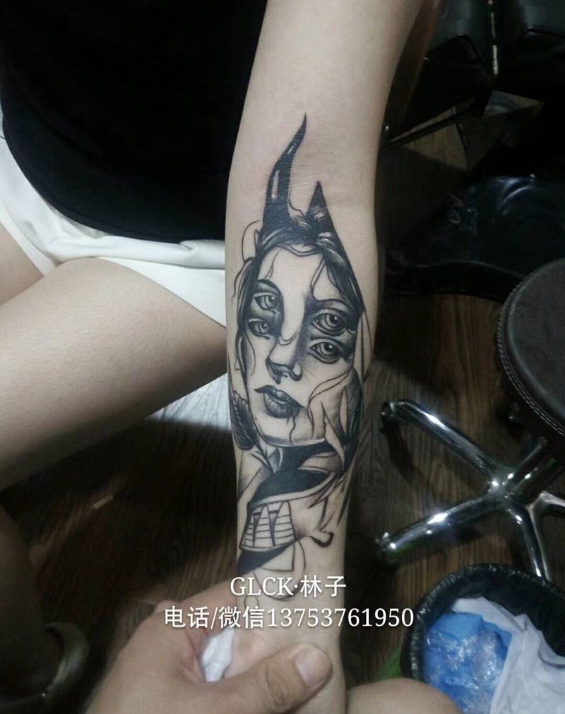 四眼美女纹身图片