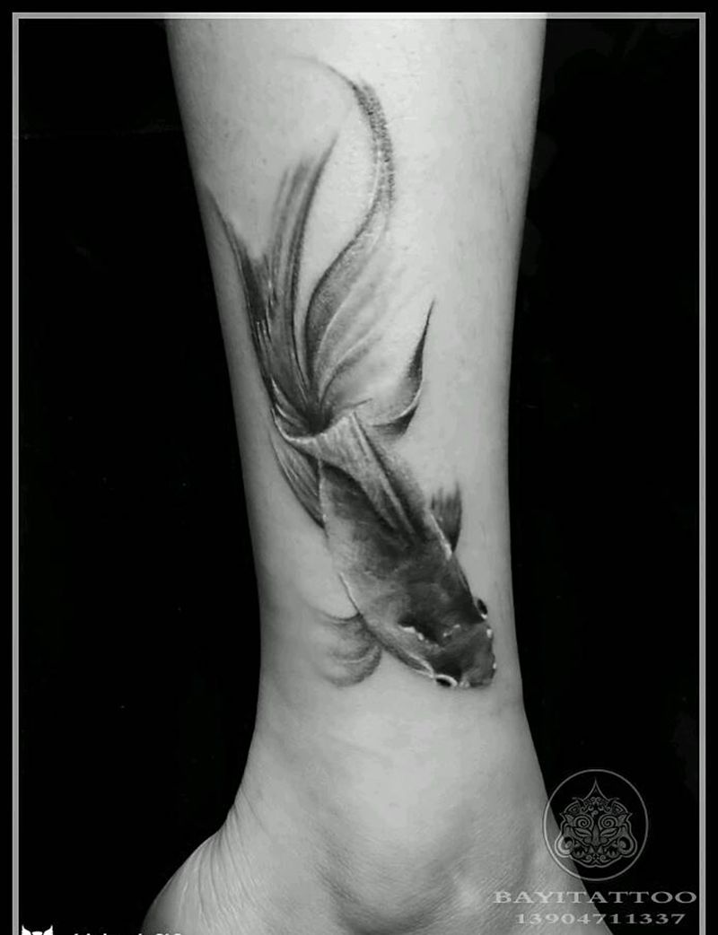 水墨金鱼纹身图片_腿部水墨金鱼纹身图案
