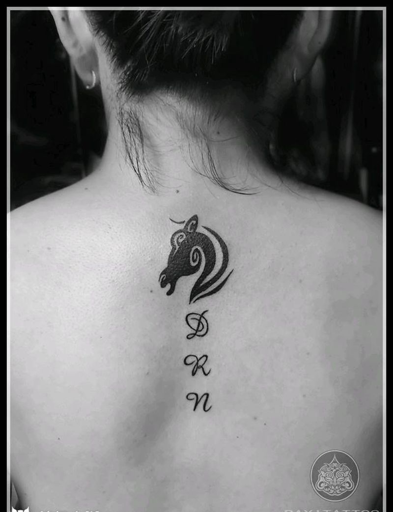 马头字母纹身图片_背部图腾蒙古原创马头字母纹身图案