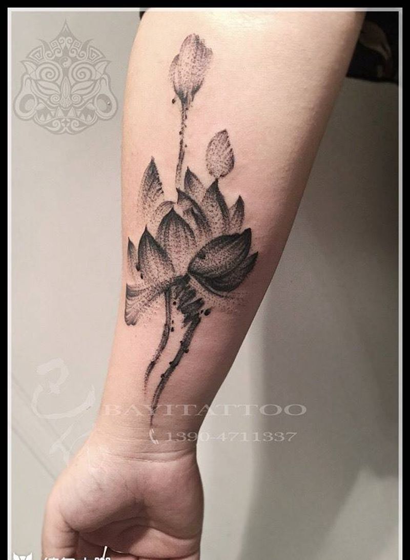 拉丝水墨莲花纹身图片_巴依纹身内蒙古纹身专业纹身手臂国画植物纹身图案