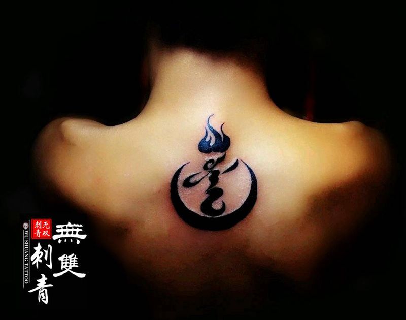 蒙古族纹身纹身图片_背部颈部老传统水墨纹身图案