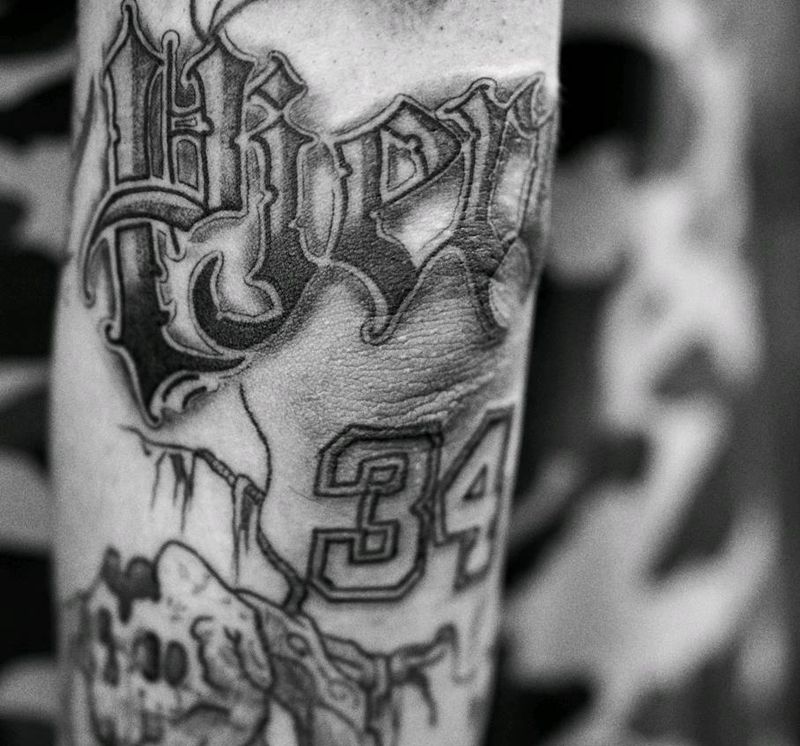 原创 皮尔斯 花体字纹身图片_手臂花体字纹身图案