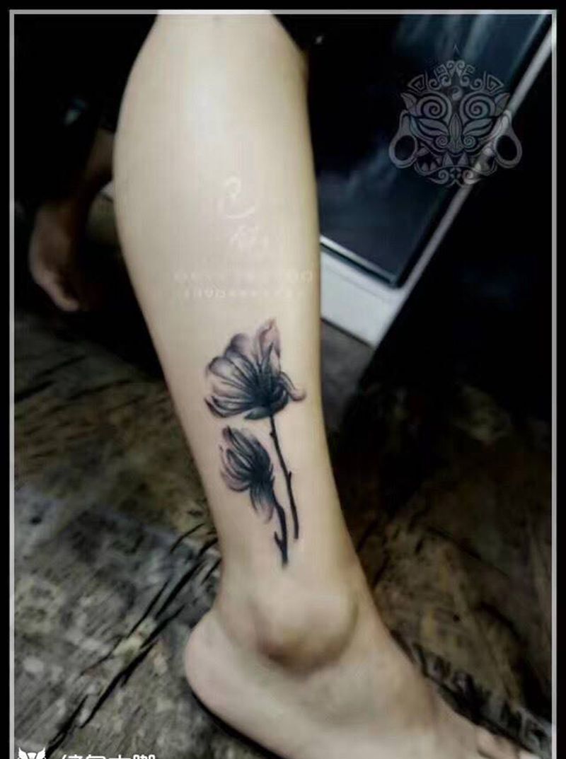 水墨罂粟纹身图片_巴依内蒙古专业培训国画腿部纹身图案