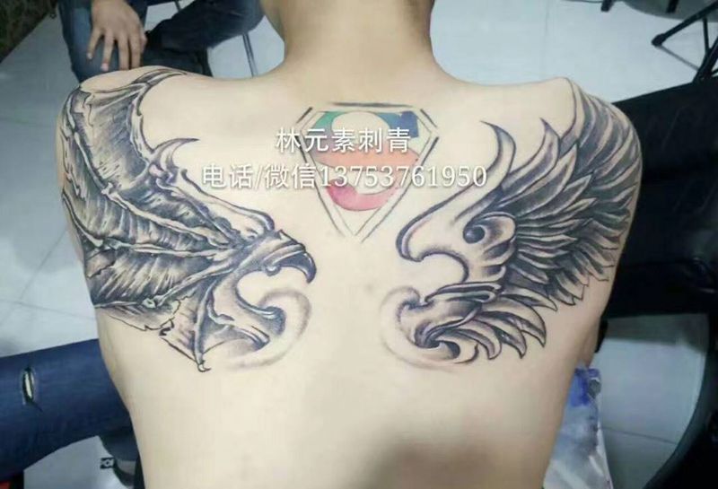 翅膀纹身图片_背部纹身图案