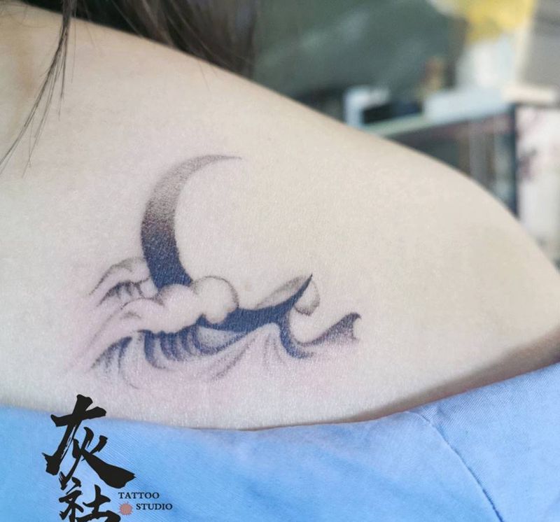 原创海上生明月纹身图片_背部点刺纹身图案