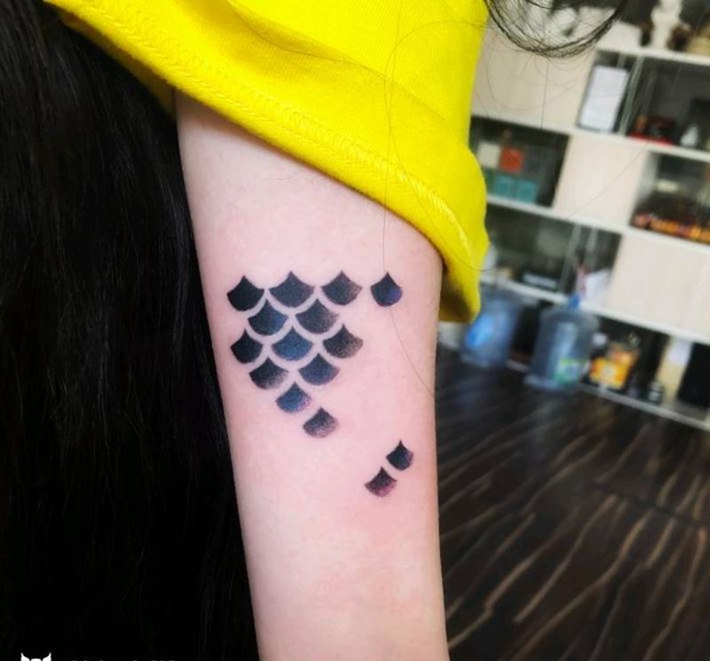 鱼鳞纹身图片_手臂几何纹身图案