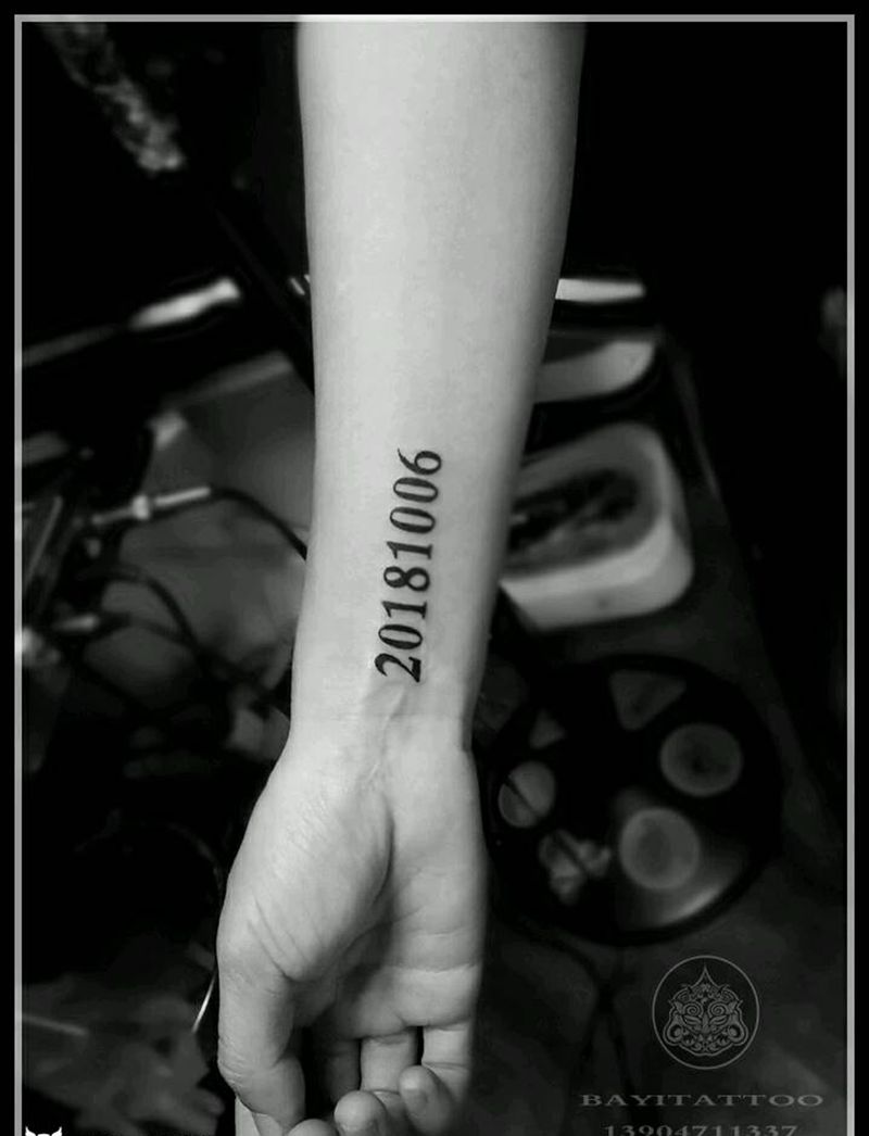 数字纹身图片_手部花体字数字手腕纹身图案