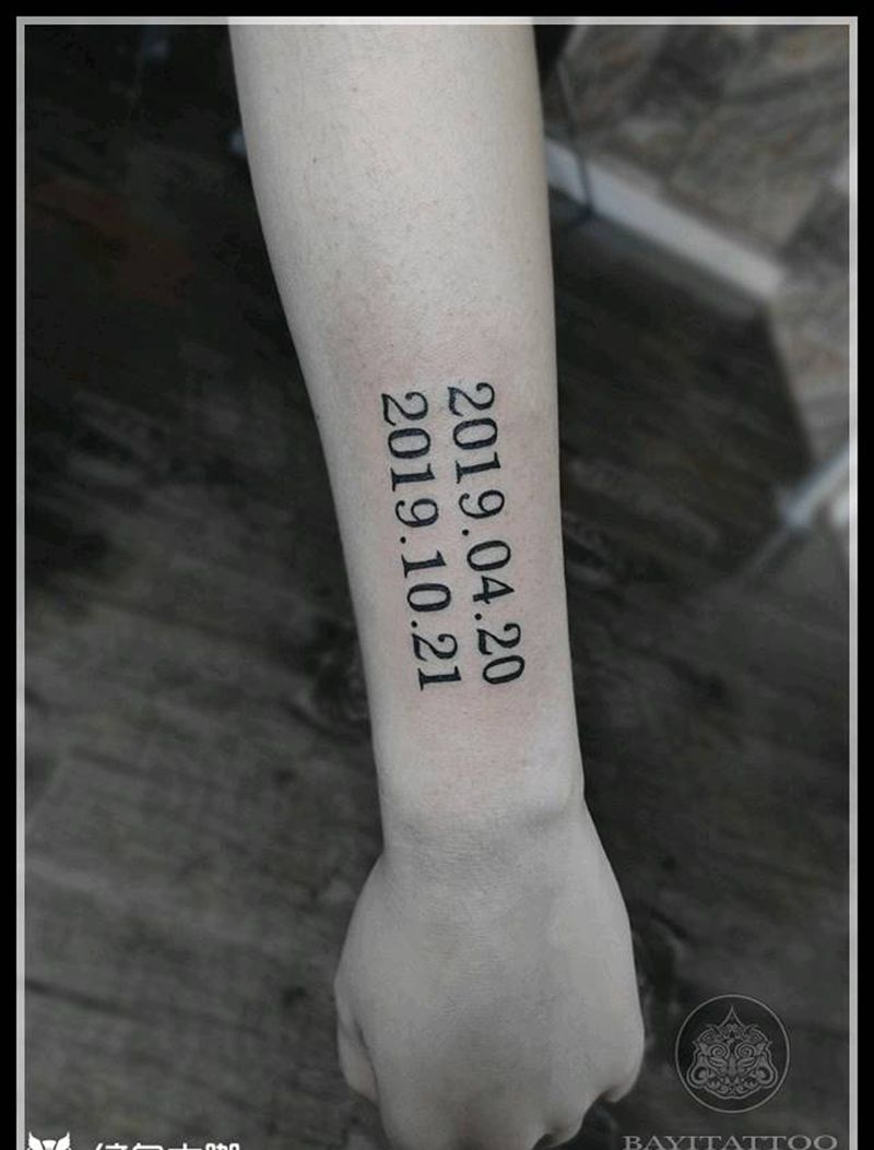 纪念日期纹身图片_手臂花体字数字纹身图案
