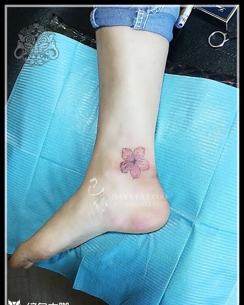 一朵淡色小樱花纹身图片_巴依内蒙古专业培训植物清新纹身图案