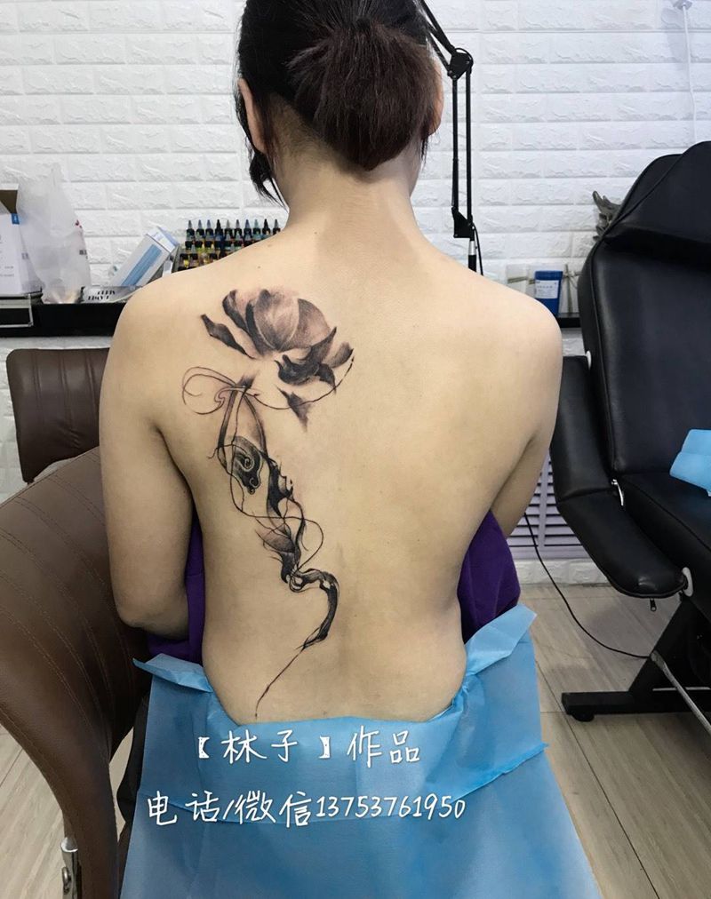 莲花纹身图片_插画背部传统植物纹身图案