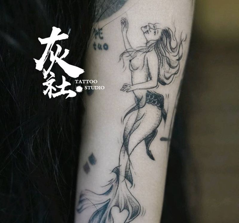 原创人鱼纹身图片_手臂点刺纹身图案