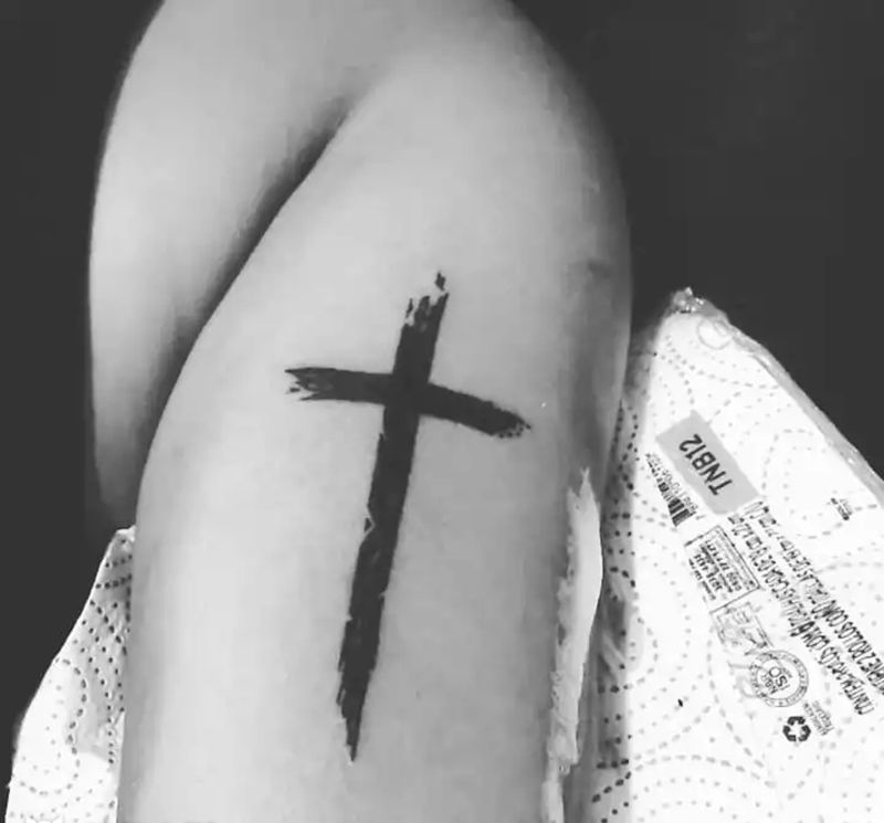 十字架纹身图片_腿部水墨纹身图案