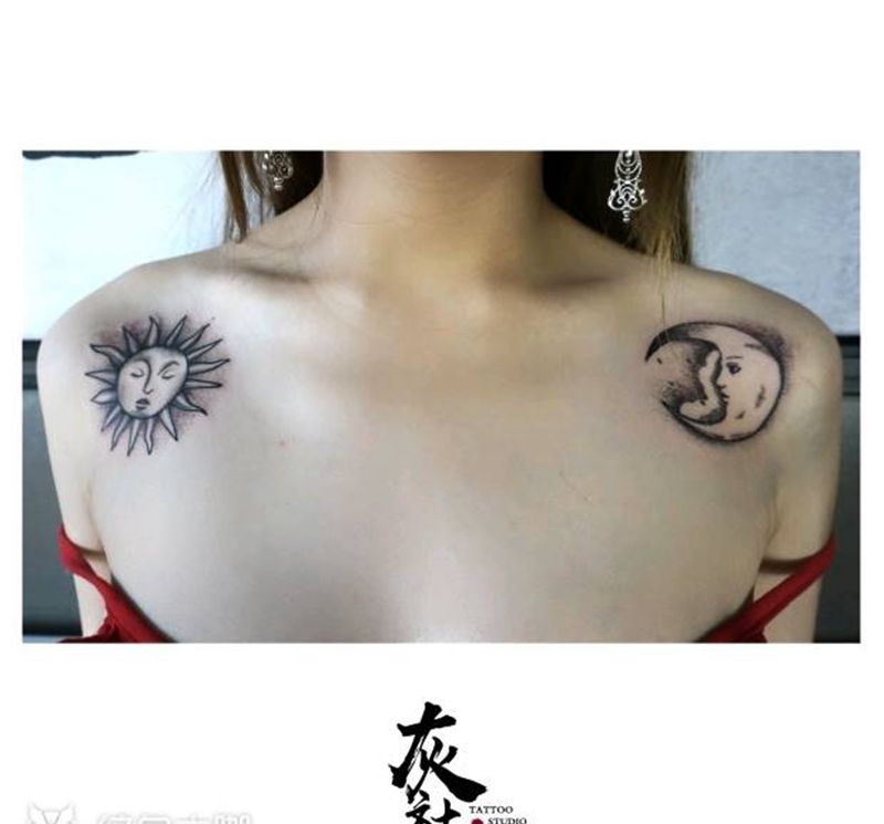 日月肩花纹身图片