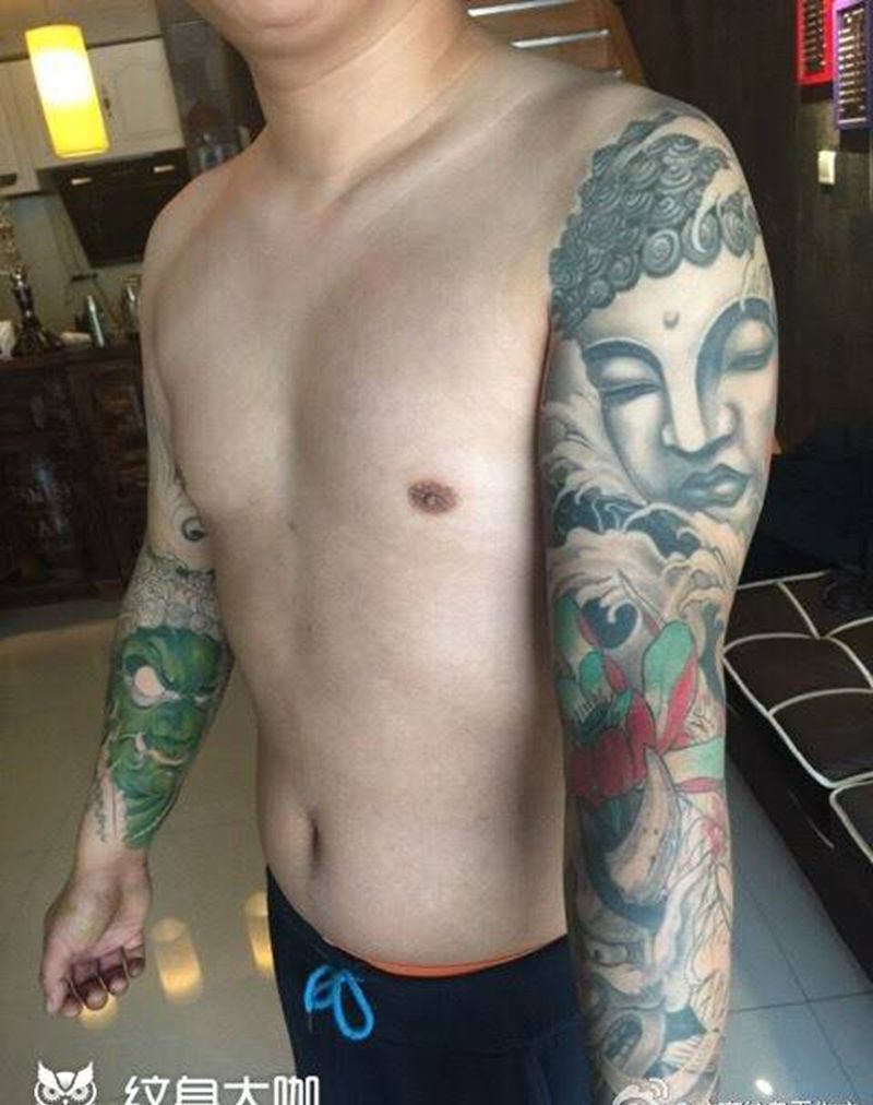 花臂男一枚纹身图片