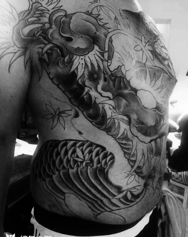 大龙未完纹身图片_胸部原创纹身图案