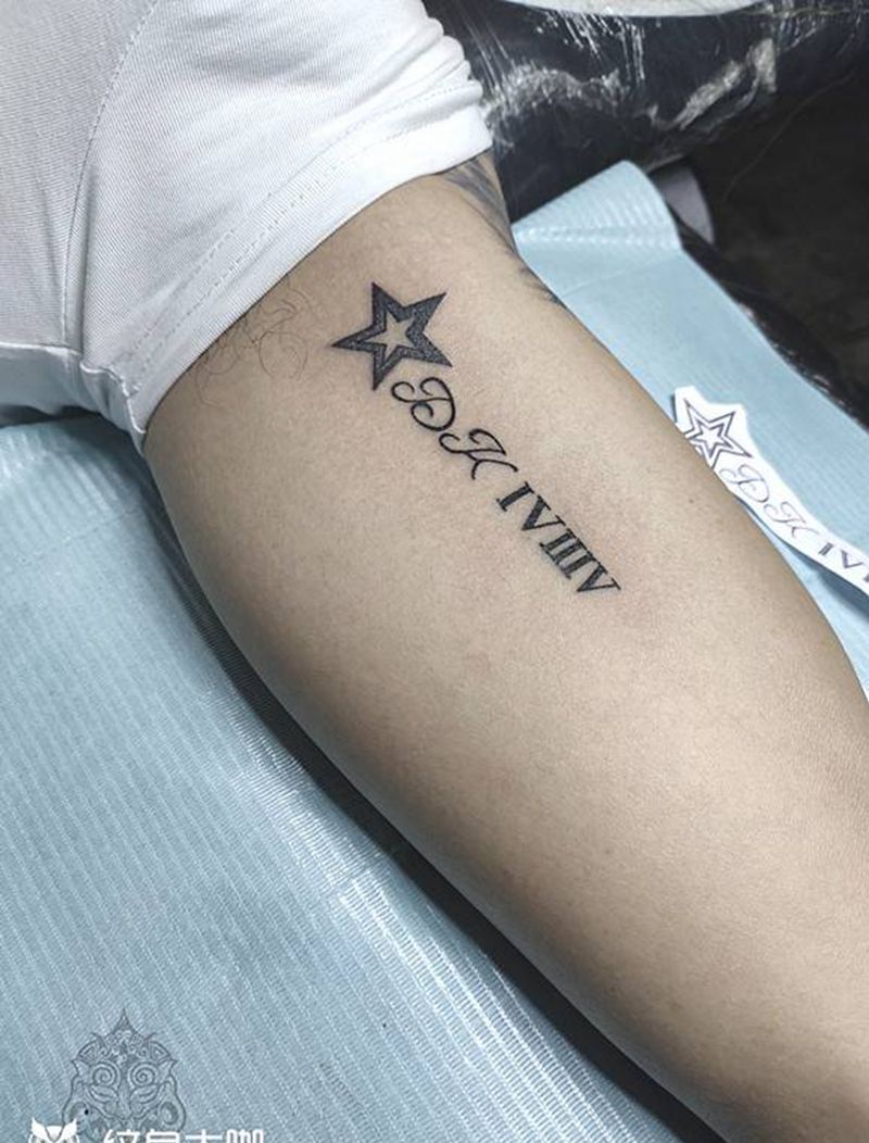 五角星英文罗马数字纹身图片_手臂点刺五角星英文纹身图案