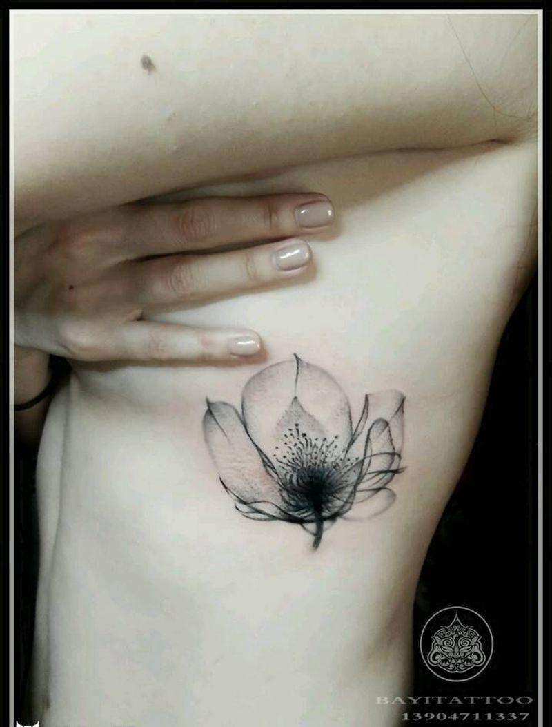 筋骨罂粟纹身图片_腰部水墨罂粟纹身图案