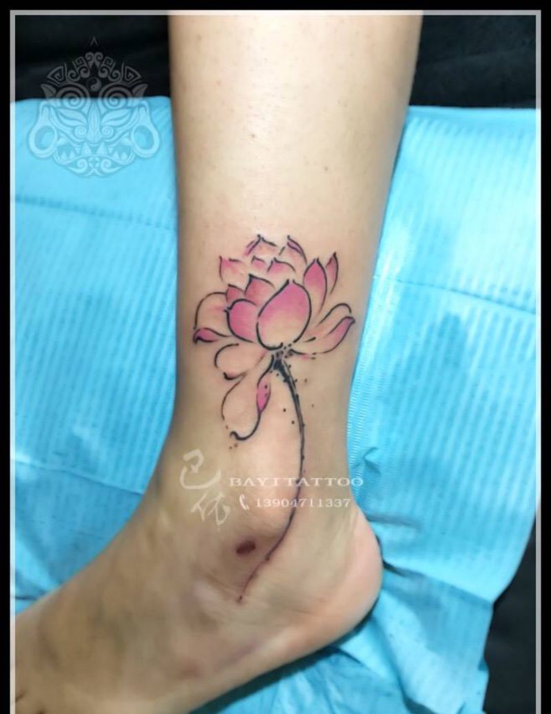水墨莲花纹身图片_巴依内蒙古专业培训植物国画腿部纹身图案