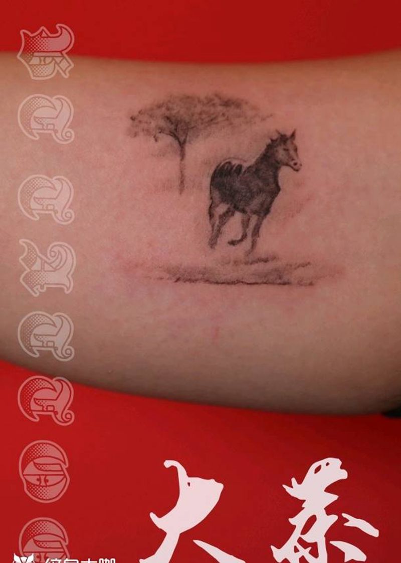 小马纹身图片_手臂迷你纹身图案