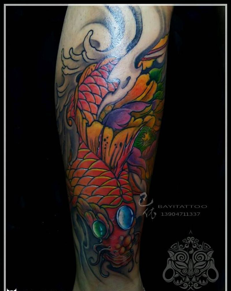 小腿锦鲤纹身图片_腿部传统动物内蒙古纹呼市巴依成品纹身图案