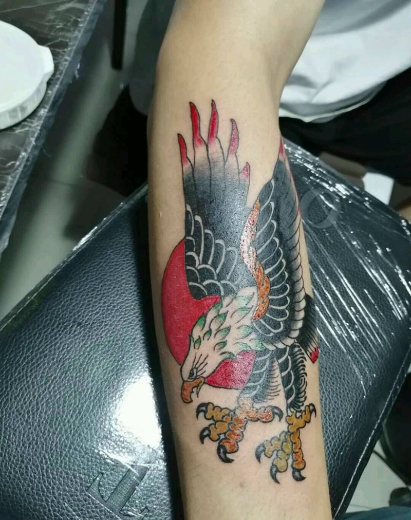 鹰纹身图片_手臂Old School纹身图案