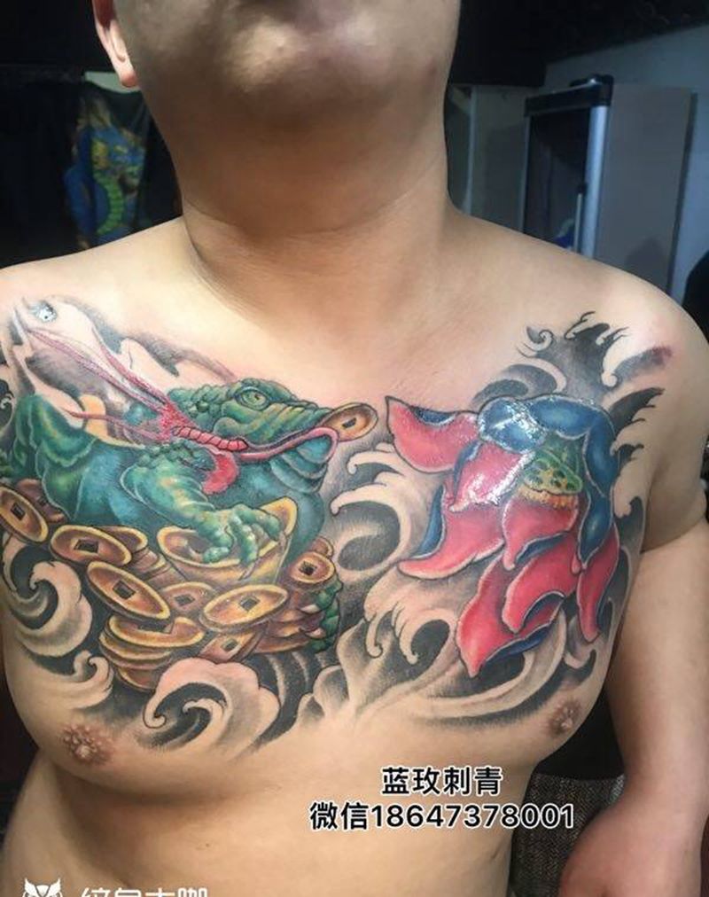 招财金蟾花胸纹身图片
