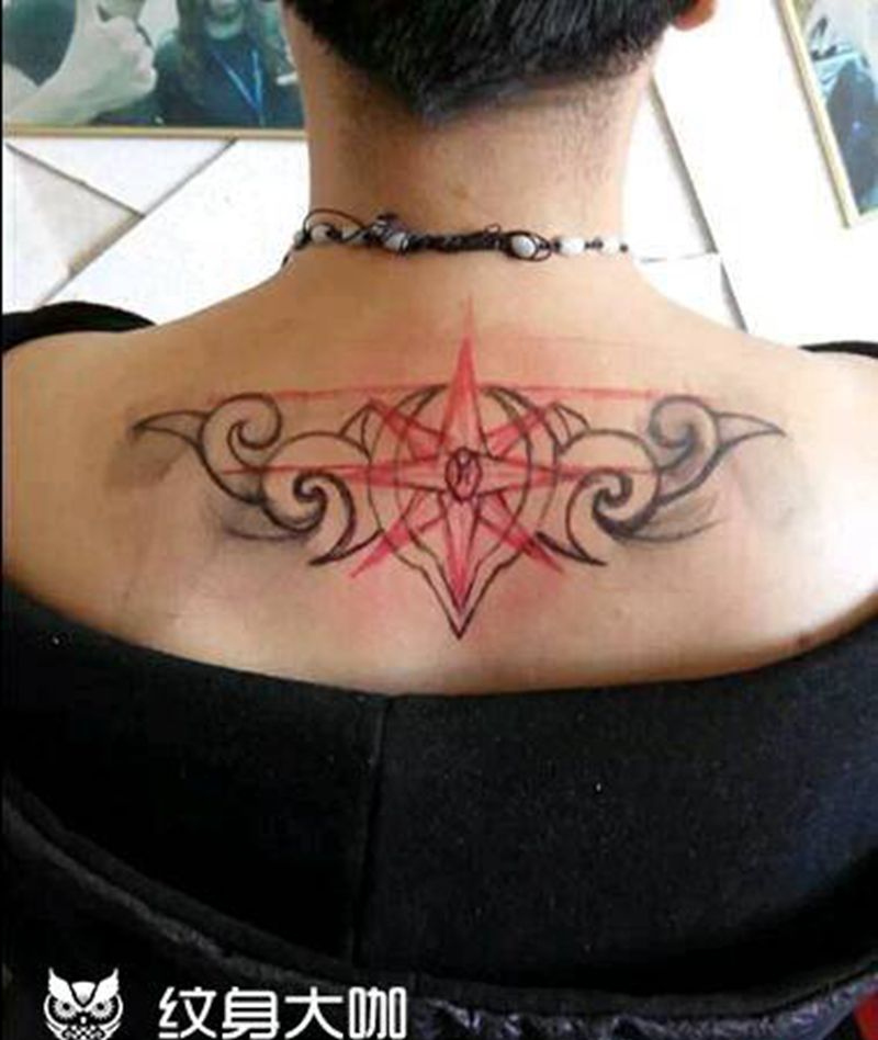 林元素纹身图片_肩部几何纹身图案