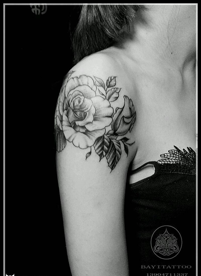 素花纹身图片_肩部清新静物内蒙古纹呼市巴依纹身图案