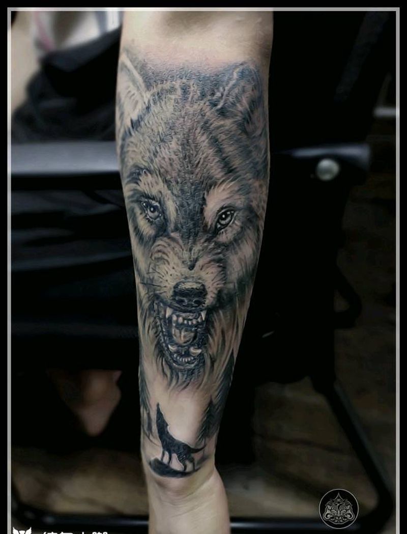 丛林狼纹身图片_手臂欧美写实狼纹身图案