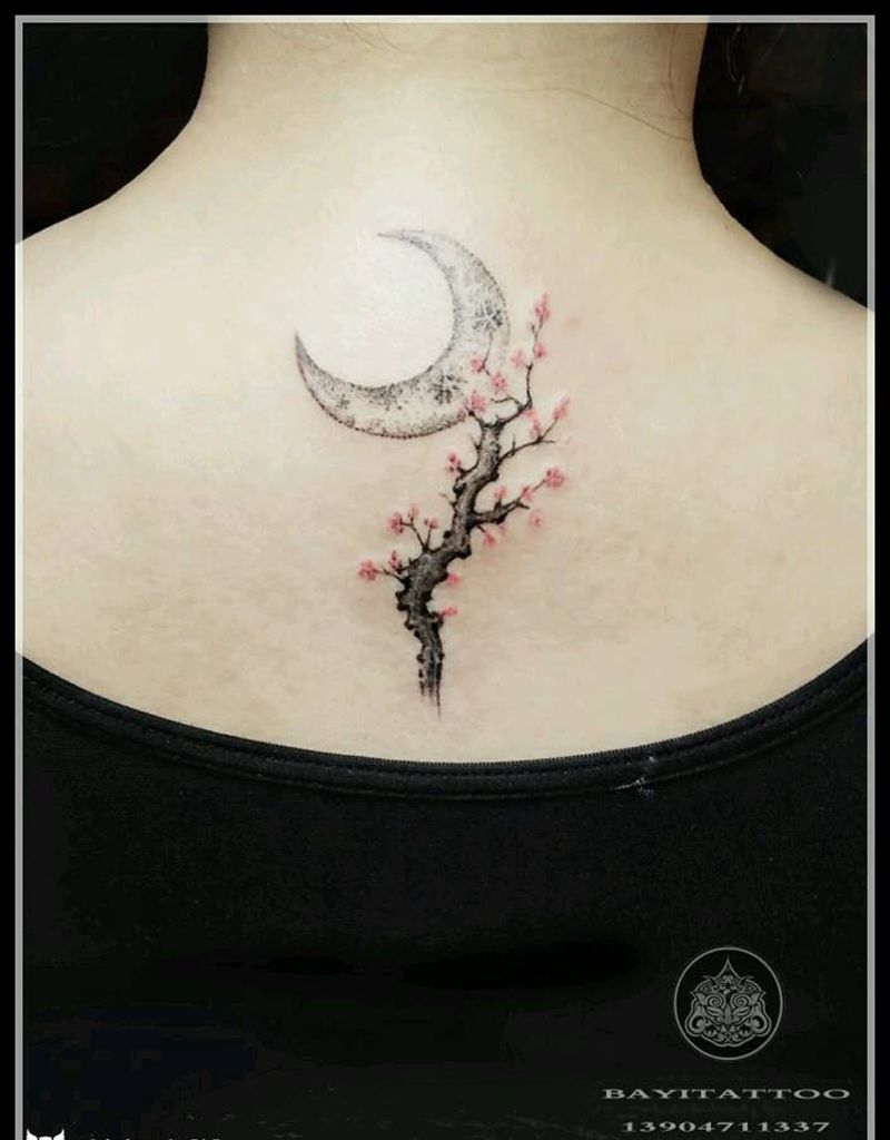 月上梅枝纹身图片_背部梅花小清新纹身图案