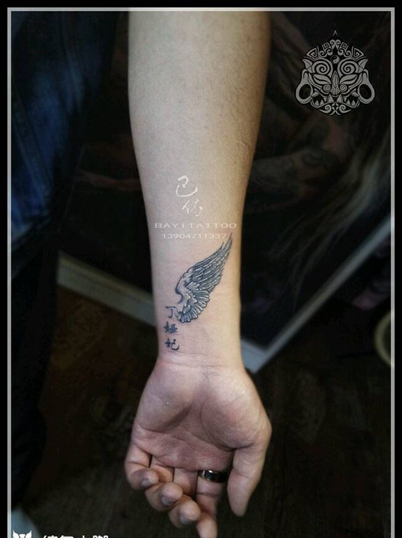 翅膀名字纹身图片_手部欧美清新字符内蒙古纹呼市巴依纹身图案