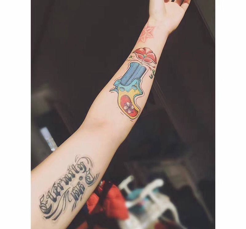 Newschool枪纹身图片