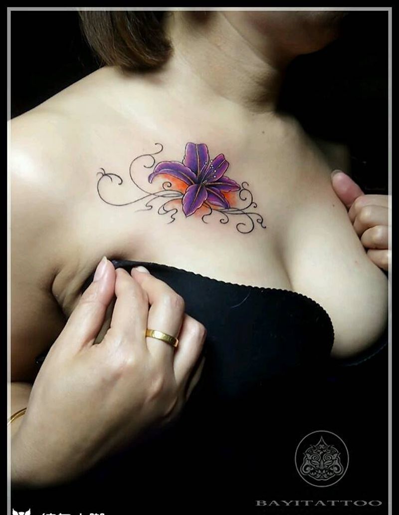 紫百合纹身图片_胸部清新紫百合纹身图案