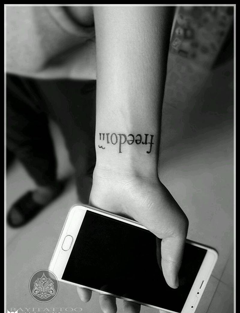 手腕英文纹身图片_手部花体字英文纹身图案