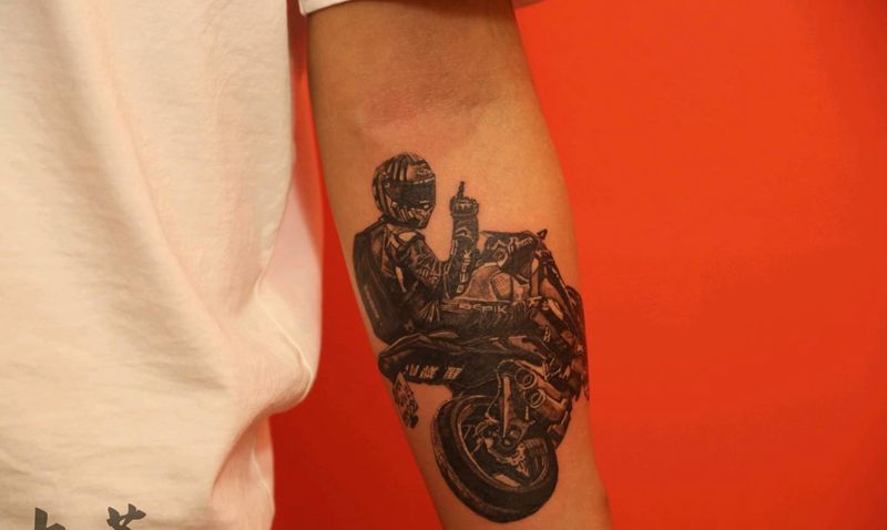 摩托纹身图片_手臂欧美写实纹身图案