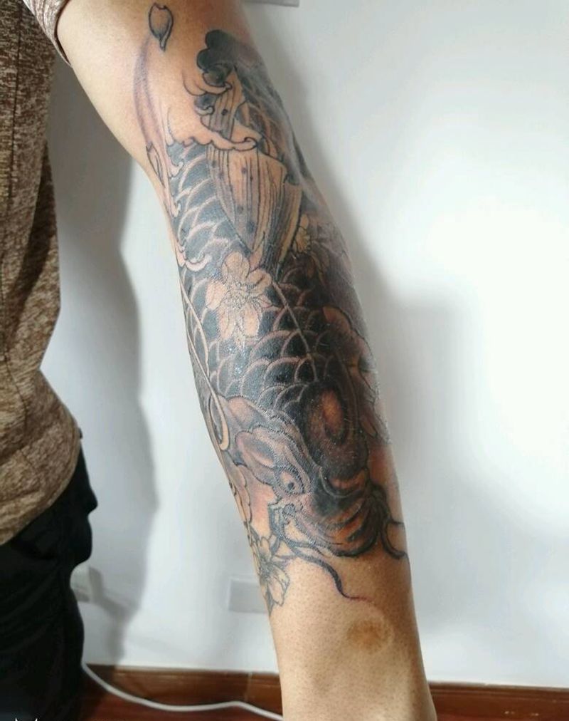 鲤鱼纹身图片_手臂新传统鲤鱼锦鲤纹身图案