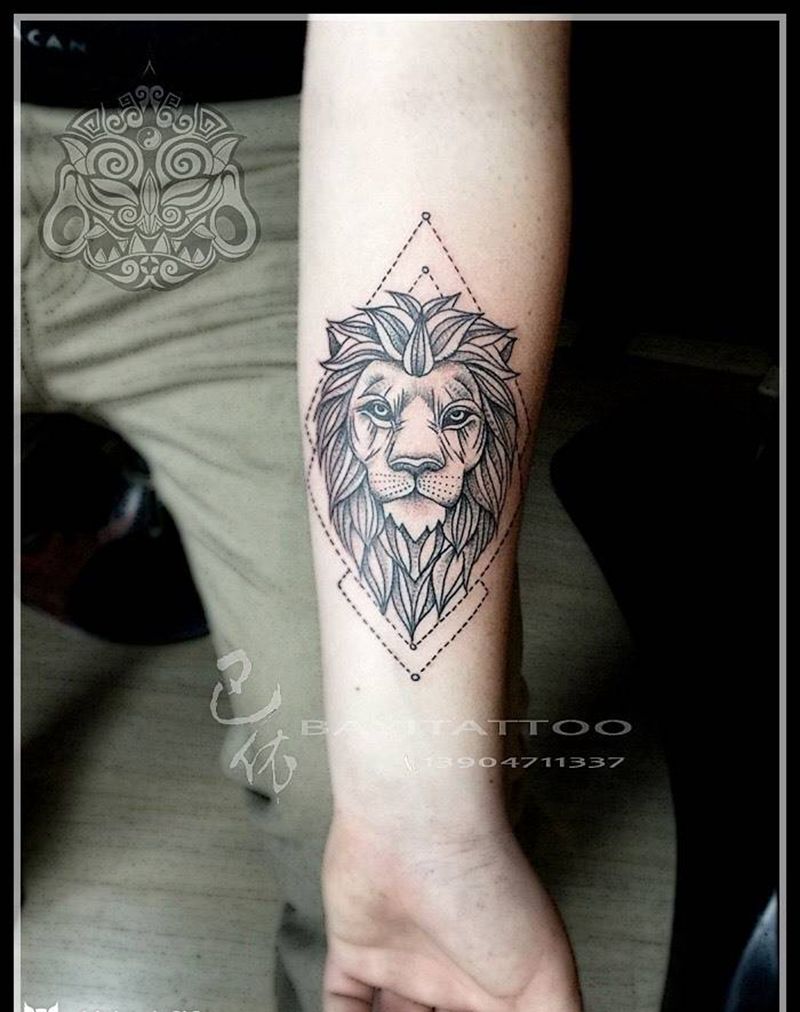 小臂点刺狮子头纹身图片_巴依内蒙古专业培训点刺纹身图案