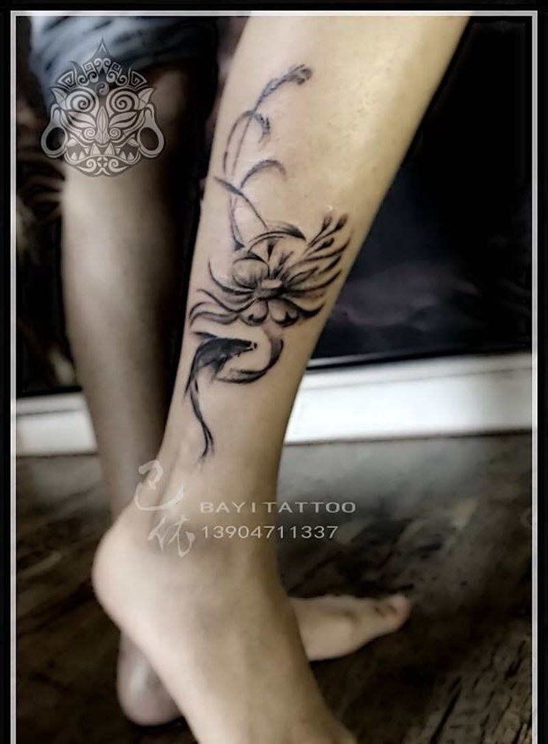 水墨莲花鱼纹身图片_巴依内蒙古专业培训国画腿部纹身图案