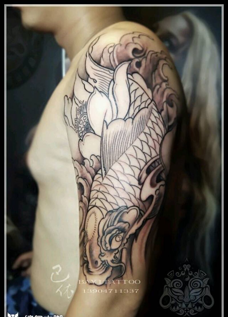 大臂彩色鱼纹身图片_手臂传统动物内蒙古纹呼市巴依纹身图案