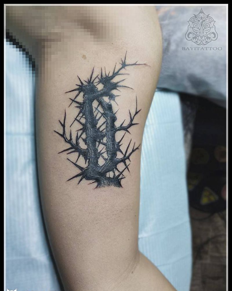 荆棘遮盖蒙文纹身图片_手臂欧美写实图腾遮盖荆棘纹身图案