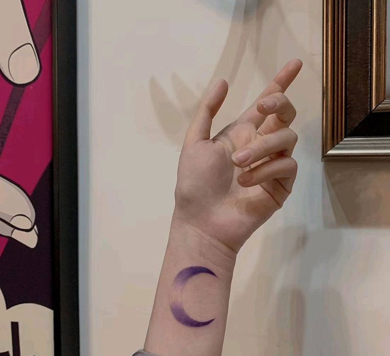 美少女月亮纹身图片_手臂水彩纹身图案